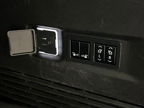 Used 2022 Chevrolet Suburban RST w/ Luxury Package image 45