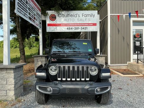 Used 2018 Jeep Wrangler Unlimited Sahara w/ Dual Top Group AWD/4WD image 2