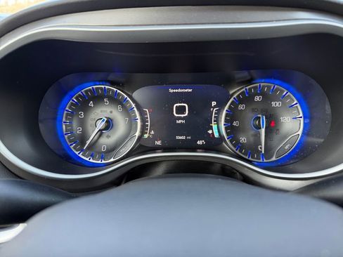 Used 2024 Chrysler Pacifica Touring-L image 15