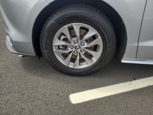 Certified 2023 Toyota Sienna XLE AWD/4WD image 9