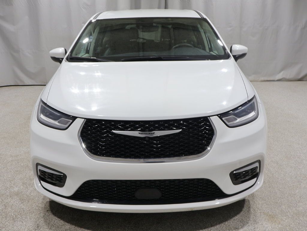Used 2023 Chrysler Pacifica Touring-L FWD image 8