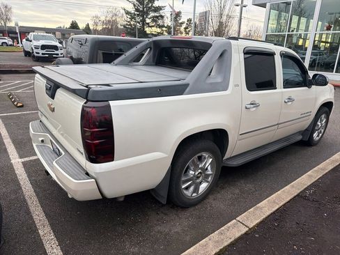 Used 2010 Chevrolet Avalanche LTZ image 4