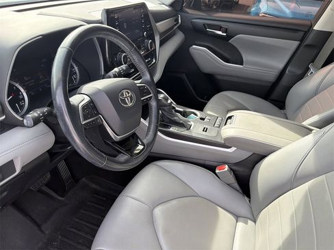 Used 2021 Toyota Highlander XLE image 11