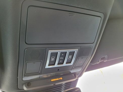 Used 2023 Land Rover Discovery Metropolitan Edition image 39