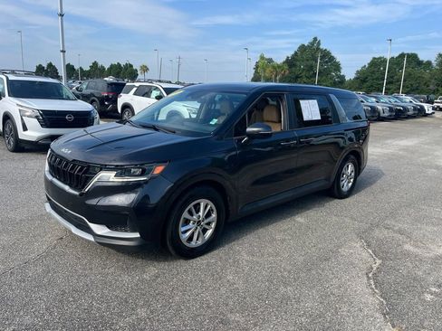 Used 2023 Kia Carnival LX FWD image 3