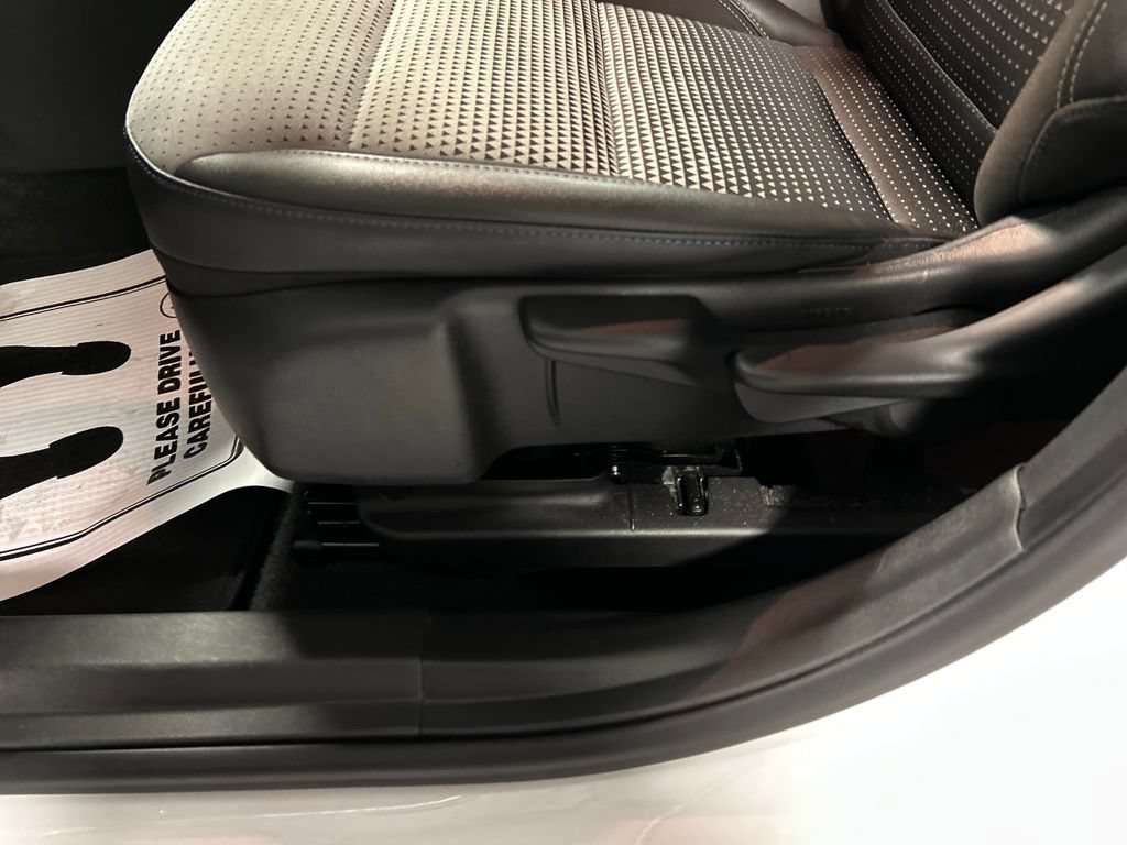 Used 2025 Chevrolet Trax LT FWD image 11