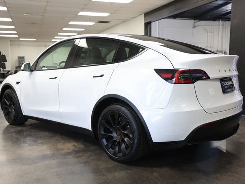 Used 2021 Tesla Model Y Long Range AWD/4WD image 9