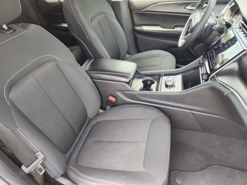 Used 2024 Jeep Grand Cherokee Laredo RWD image 12