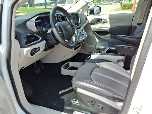 Used 2023 Chrysler Pacifica Touring-L FWD image 10