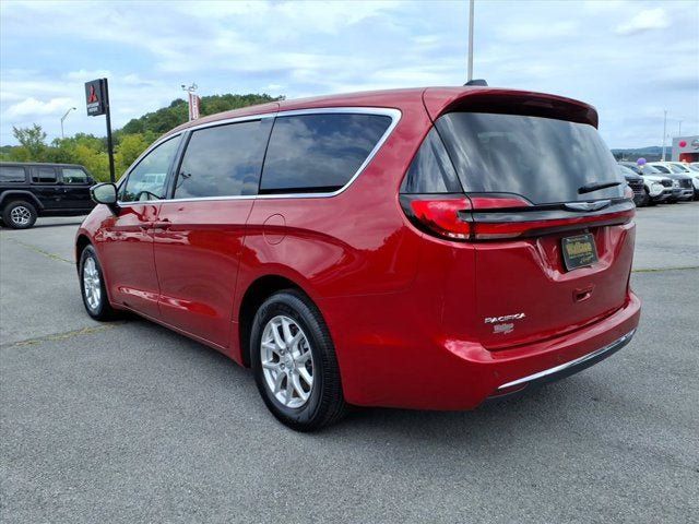 Used 2025 Chrysler Pacifica Select FWD image 7
