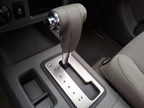 Used 2018 Nissan Frontier SV image 9