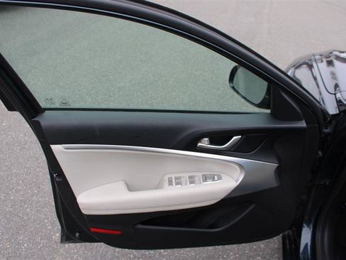 Used 2024 Genesis G70 2.5T image 12