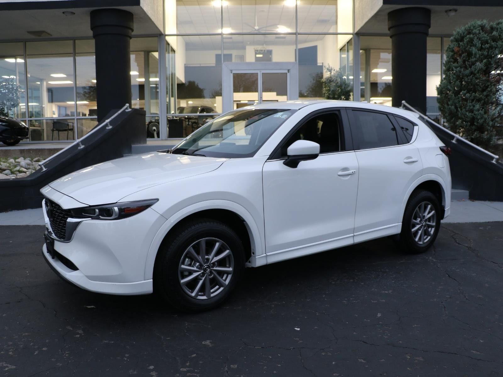 Certified 2025 MAZDA CX-5 AWD 2.5 S w/ Select Package image 1
