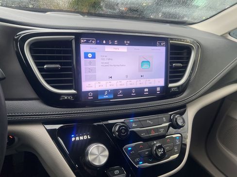 Used 2023 Chrysler Pacifica Touring-L image 30