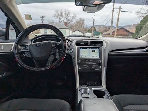 Used 2019 Ford Fusion SE image 6