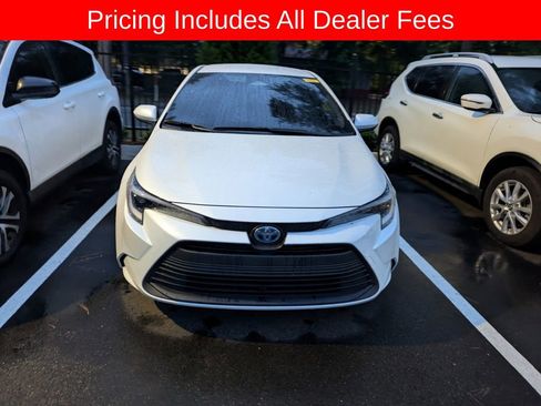 Used 2025 Toyota Corolla LE FWD image 2