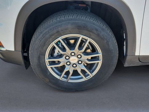 Used 2025 GMC Acadia Elevation image 14