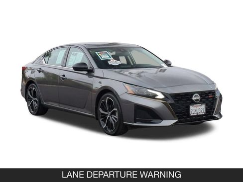 Used 2023 Nissan Altima 2.5 SR FWD image 2