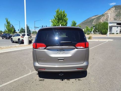 Used 2017 Chrysler Pacifica LX FWD image 4