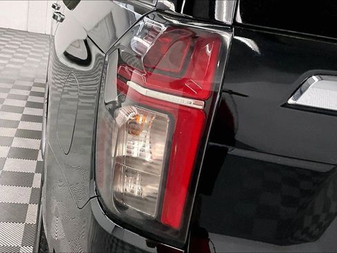 Used 2023 Chevrolet Suburban Premier AWD/4WD image 37