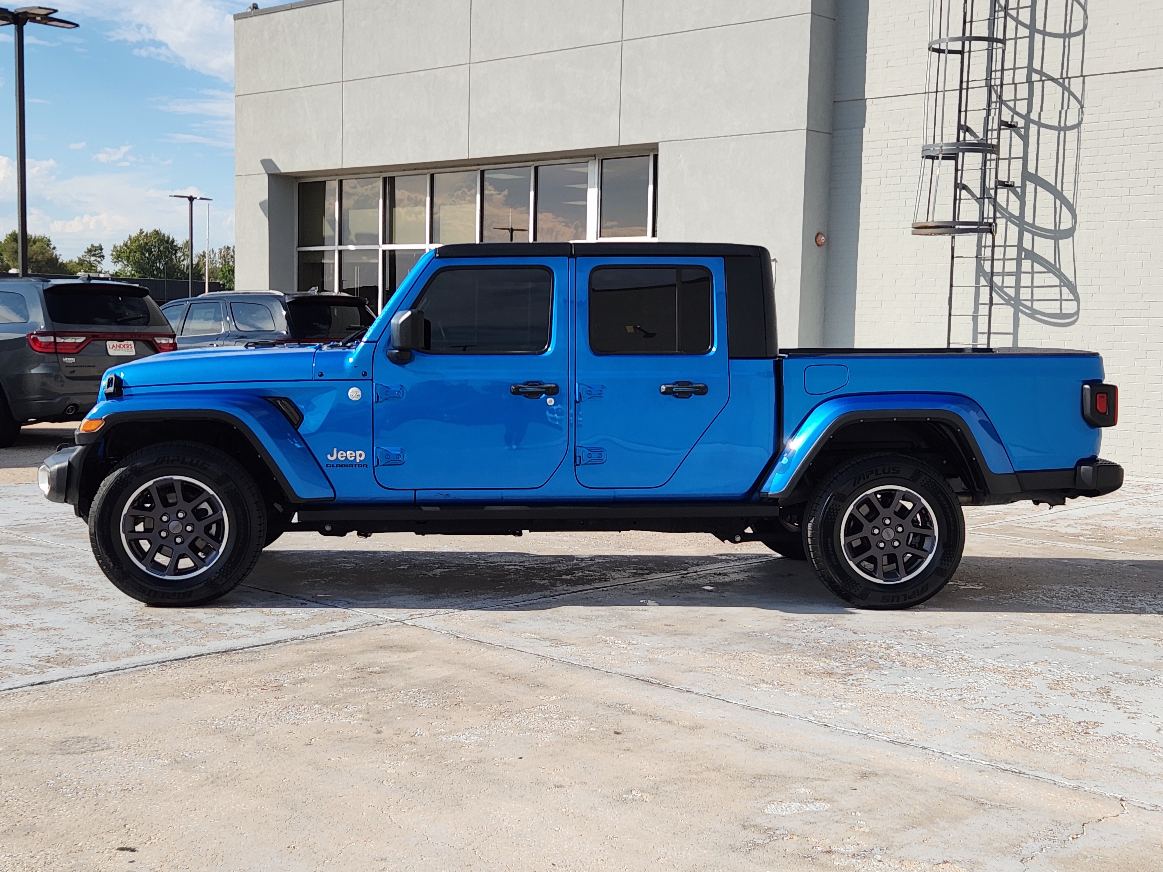 Used 2022 Jeep Gladiator Overland w/ Popular Equipment Package AWD/4WD image 5