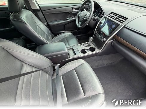 Used 2017 Toyota Camry XLE w/ Moonroof Package FWD image 13