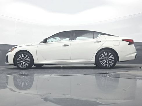 Used 2025 Nissan Altima 2.5 SV FWD image 29