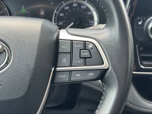 Used 2024 Toyota Highlander XLE FWD image 30