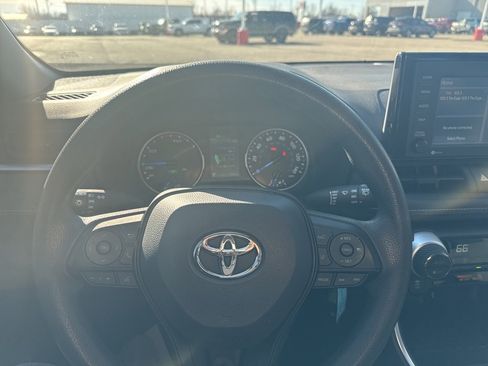 Used 2022 Toyota RAV4 LE image 14