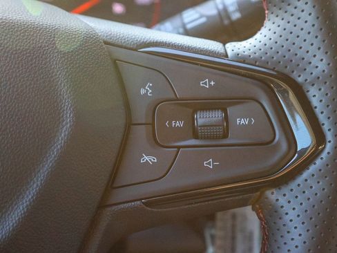 Used 2025 Chevrolet Trax RS image 35