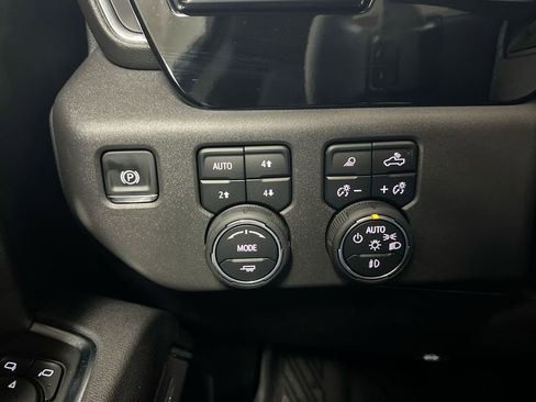 Used 2025 Chevrolet Silverado 1500 LT Trail Boss w/ LT Trail Boss Premium Package AWD/4WD image 18
