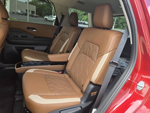 New 2026 Nissan Pathfinder Platinum AWD/4WD image 13