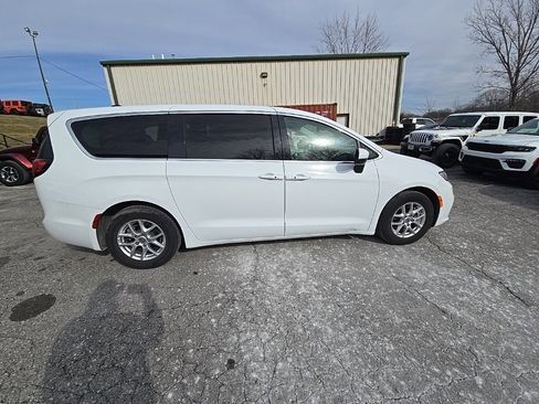 Used 2023 Chrysler Pacifica Touring-L image 9