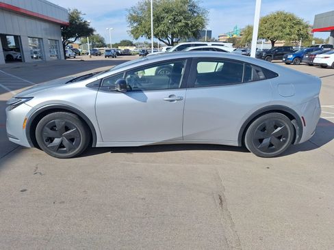 Used 2023 Toyota Prius LE image 3