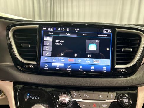 Used 2024 Chrysler Pacifica Touring-L image 17