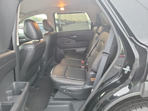 Used 2025 Nissan Pathfinder SL AWD/4WD image 12
