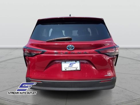 Used 2022 Toyota Sienna LE image 7