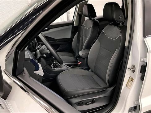 Used 2023 Volkswagen Taos SE w/ Panoramic Sunroof Package FWD image 24