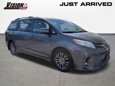 Used 2019 Toyota Sienna XLE w/ XLE Navigation Package FWD image 7