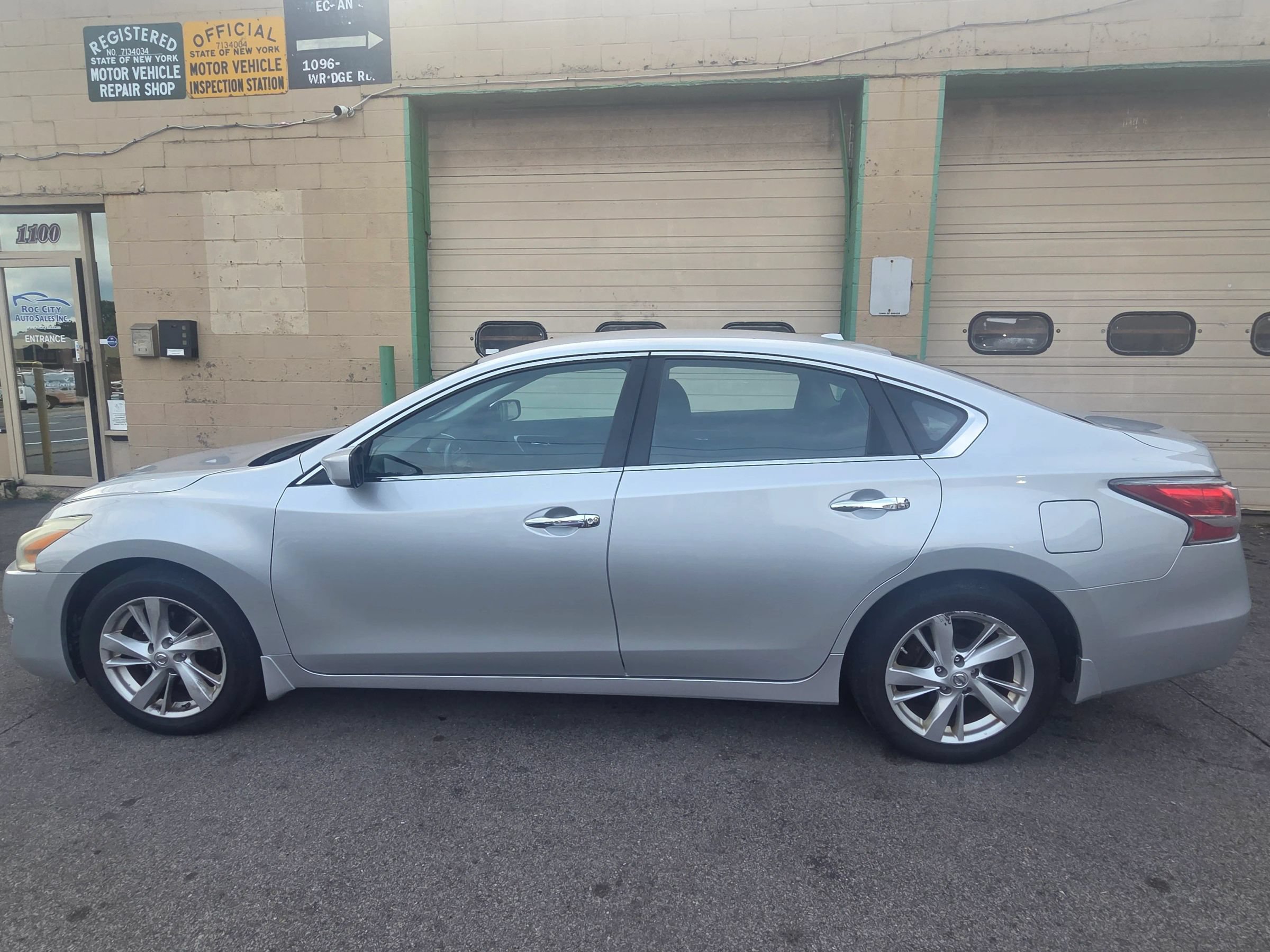 Used 2014 Nissan Altima 2.5 SV FWD image 2