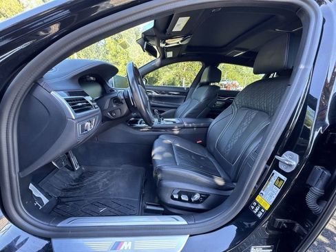 Used 2022 BMW 750i xDrive w/ Luxury Rear Seating Package image 17