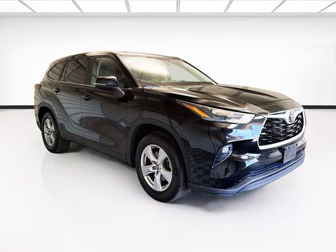 Used 2024 Toyota Highlander LE FWD image 3