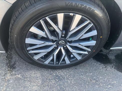 Used 2025 Nissan Altima 2.5 SV FWD image 9