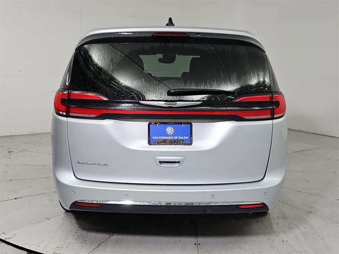 Used 2024 Chrysler Pacifica Touring-L image 5