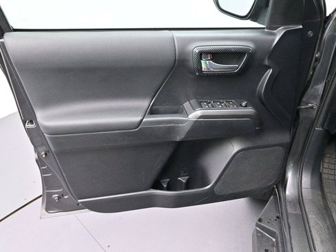 Used 2020 Toyota Tacoma TRD Off-Road w/ Technology Package AWD/4WD image 10