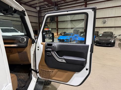 Used 2014 Jeep Wrangler Unlimited Sahara w/ Connectivity Group AWD/4WD image 20