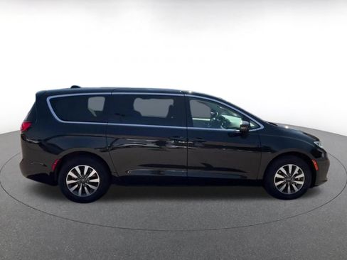 Used 2023 Chrysler Pacifica Touring-L FWD image 16