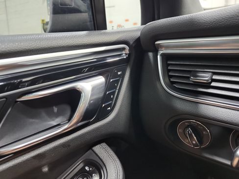 Used 2018 Porsche Macan AWD/4WD image 22