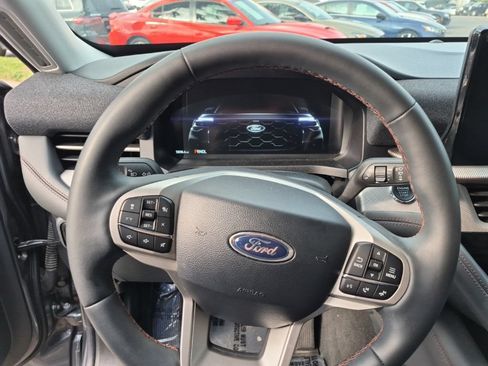 Used 2025 Ford Explorer Active RWD image 10