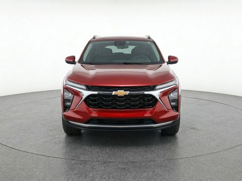 Used 2025 Chevrolet Trax LT image 2